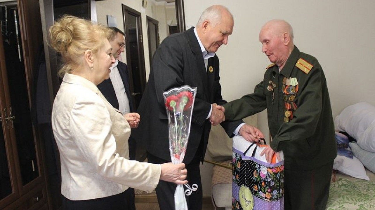 В Центральном округе с 95-летием поздравили ветерана Великой Отечественной войны Фёдора Алексеевич Меньшикова