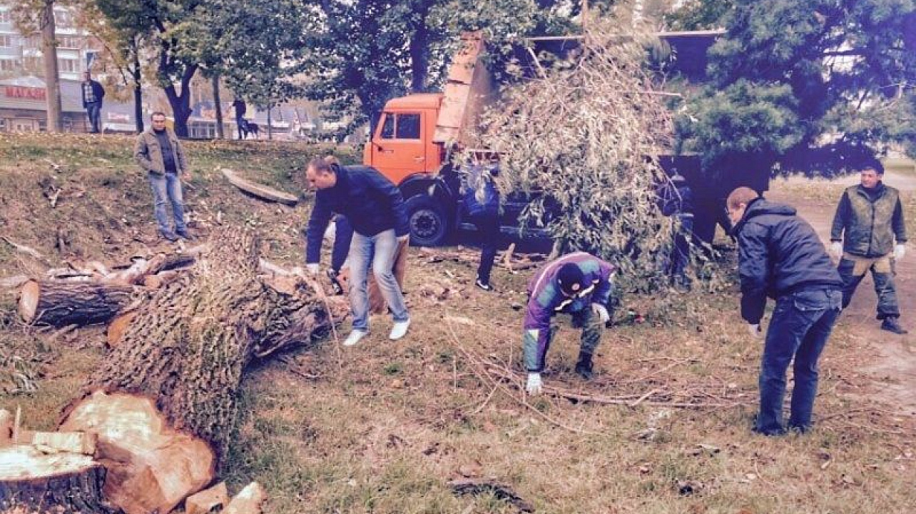 В Юбилейном микрорайоне прошел очередной субботник