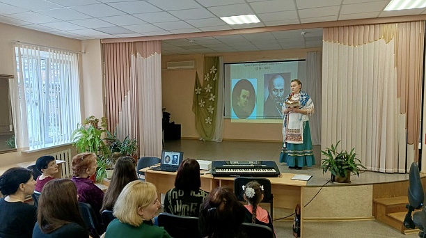 Стихи русских поэтов читают друг другу школьники накануне Всемирного дня поэзии