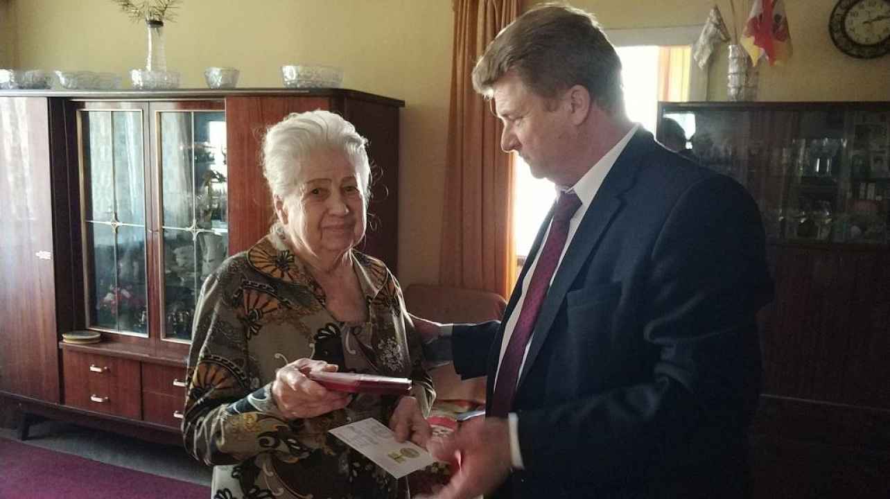 Ветеранам — блокадникам Западного округа вручили юбилейные медали