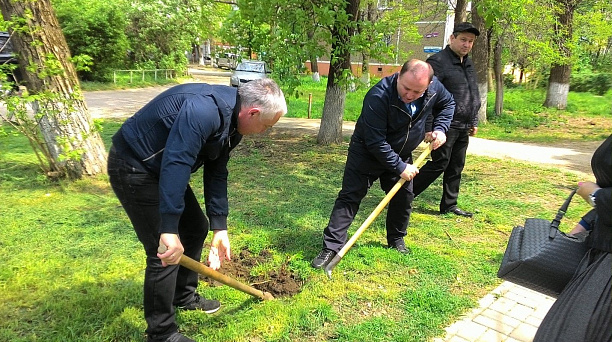 На бульваре Гагаринском прошла акция по высадке саженцев деревьев и кустарников