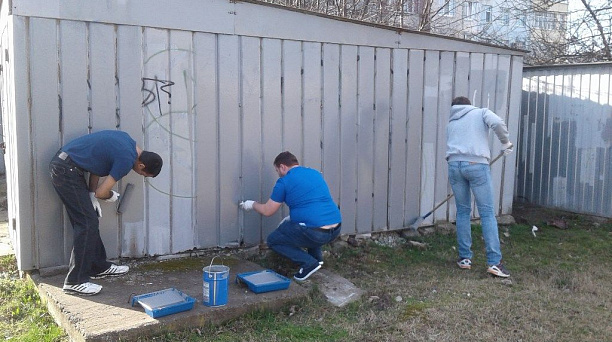 В Юбилейном микрорайоне приводят в порядок гаражи