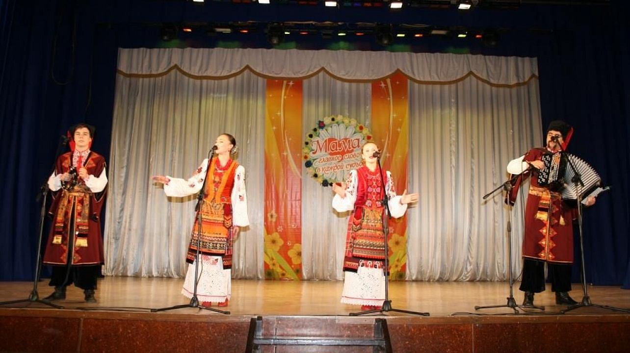 Творческие коллективы Прикубанского округа дали большой концерт в честь Дня матери