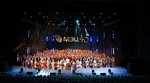 Шицзячжуанский университет поздравил Межшкольный эстетический центр с 45-летием 