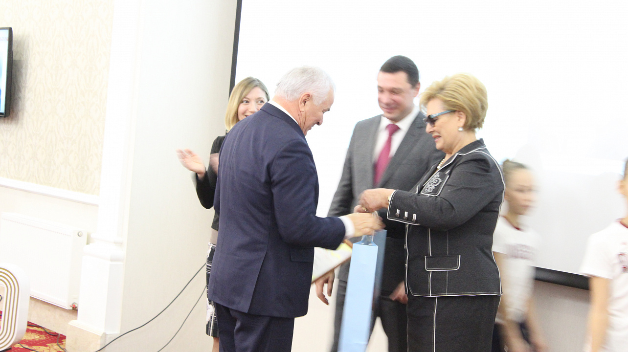 Спортивные итоги года подвели в Краснодаре. Атлетов и тренеров поблагодарил за достижения и поздравил с наступающим 2018 годом мэр Евгений Первышов. Часть 2.