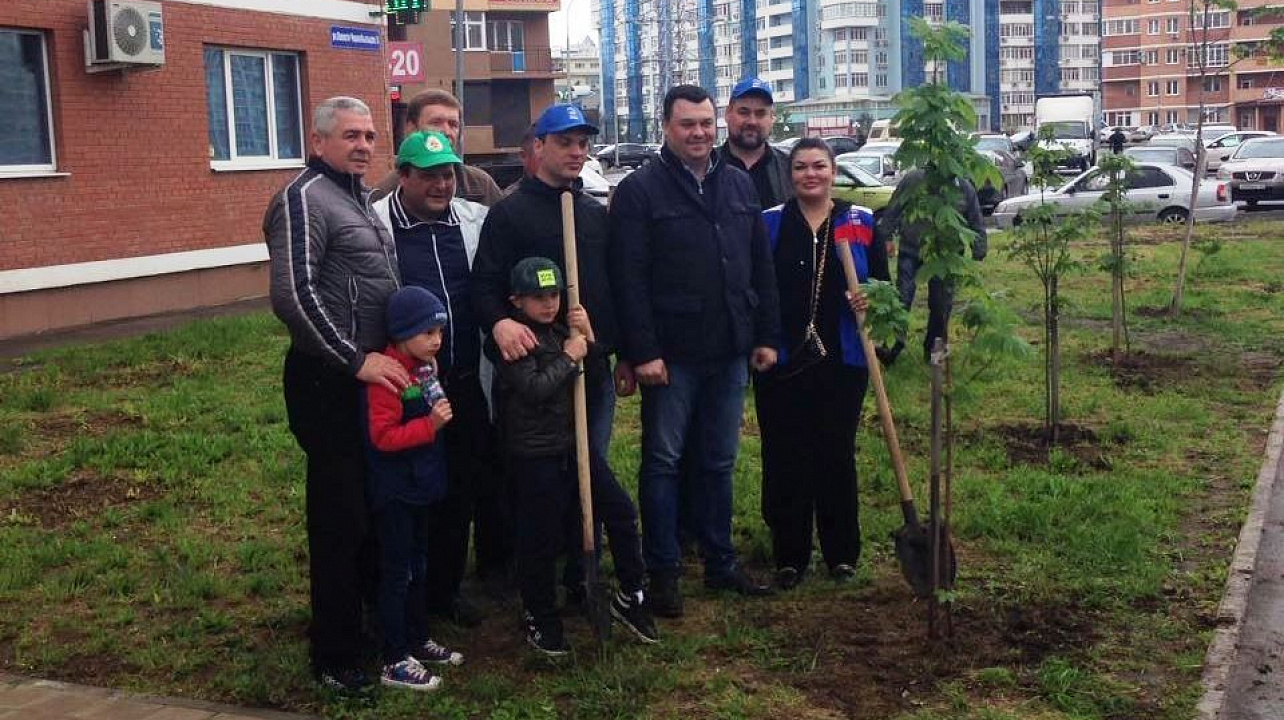 Депутаты городской Думы приняли участие в субботнике на бульваре Памяти чернобыльцев