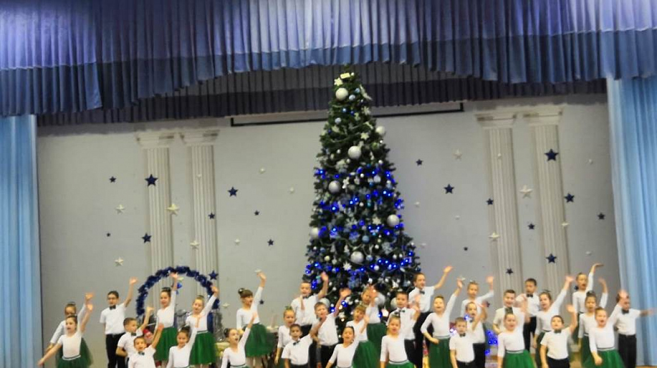 В школе № 101 прошел новогодний концерт