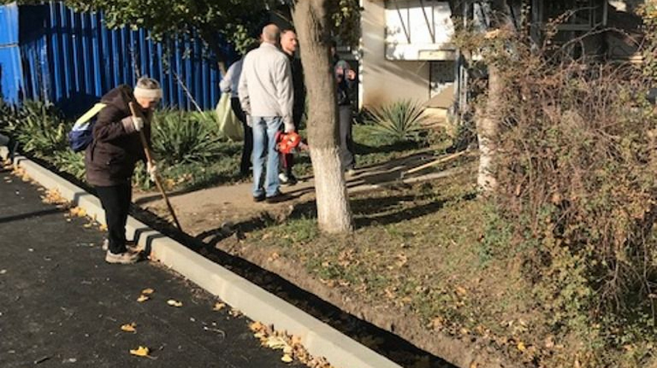 На аллее им.80-летия Краснодарского края в Западном округе продолжается благоустройство