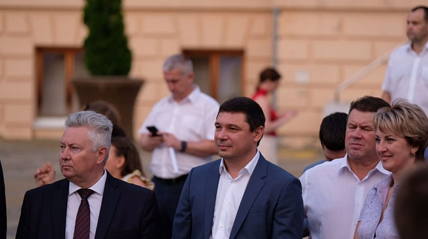 Более 400 выпускников школ Краснодара приняли участие в краевом выпускном бале на Казачьей площади