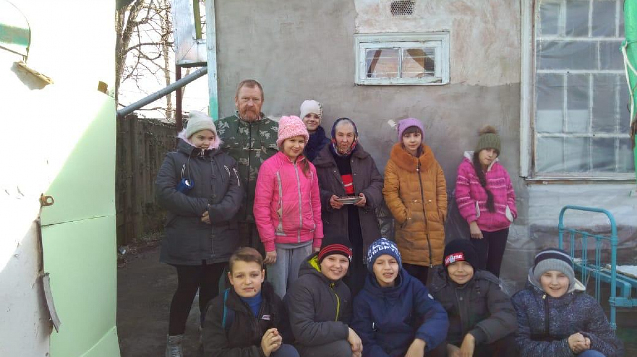 Казаки Пашковского станичного казачьего общества совместно с казачатами-тимуровцами оказали помощь дитя войны