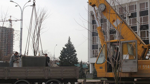 С Театральной площади временно уберут вазоны с декоративными деревьями 