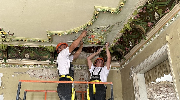 В Краснодаре в реставрируемом Доме купца Лихацкого начали демонтаж исторической лепнины 