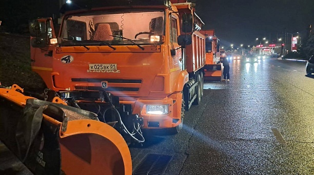 Глава Краснодара: Для очистки и обработки дорог и пешеходных зон в ночь на дежурство заступят 40 единиц техники