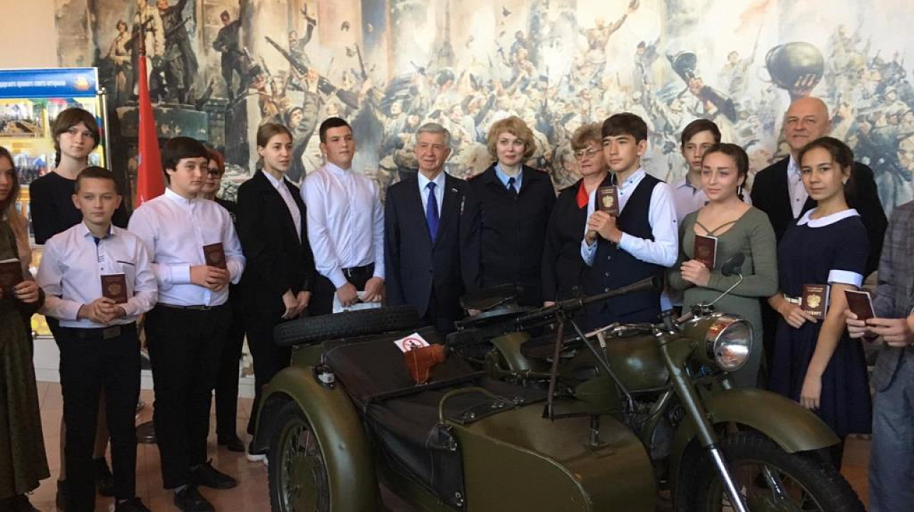 Юным жителям Западного округа торжественно вручили паспорта