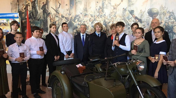 Юным жителям Западного округа торжественно вручили паспорта