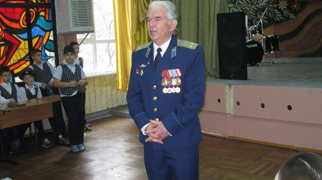 В гости к ребятам гимназии № 87 Западного округа пришел ветеран Вооруженных сил