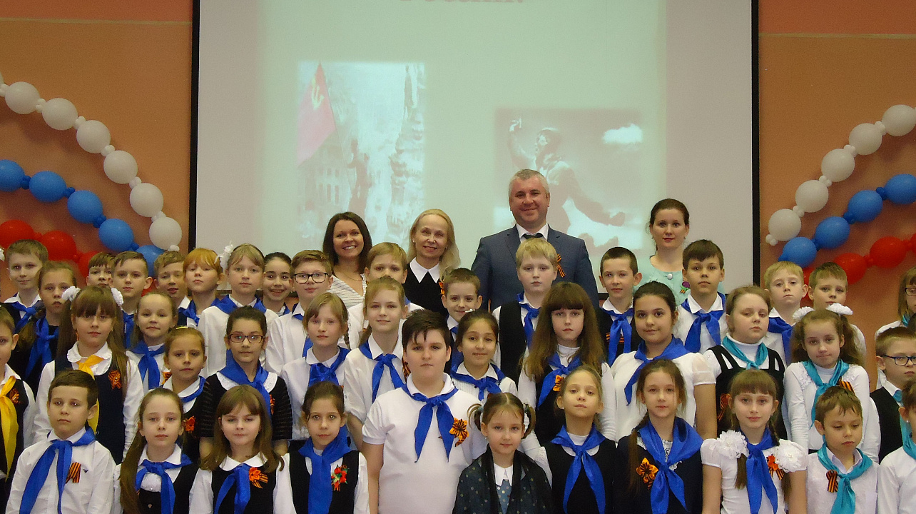 В школе № 101 прошёл урок мужества «Горячие сердца России»