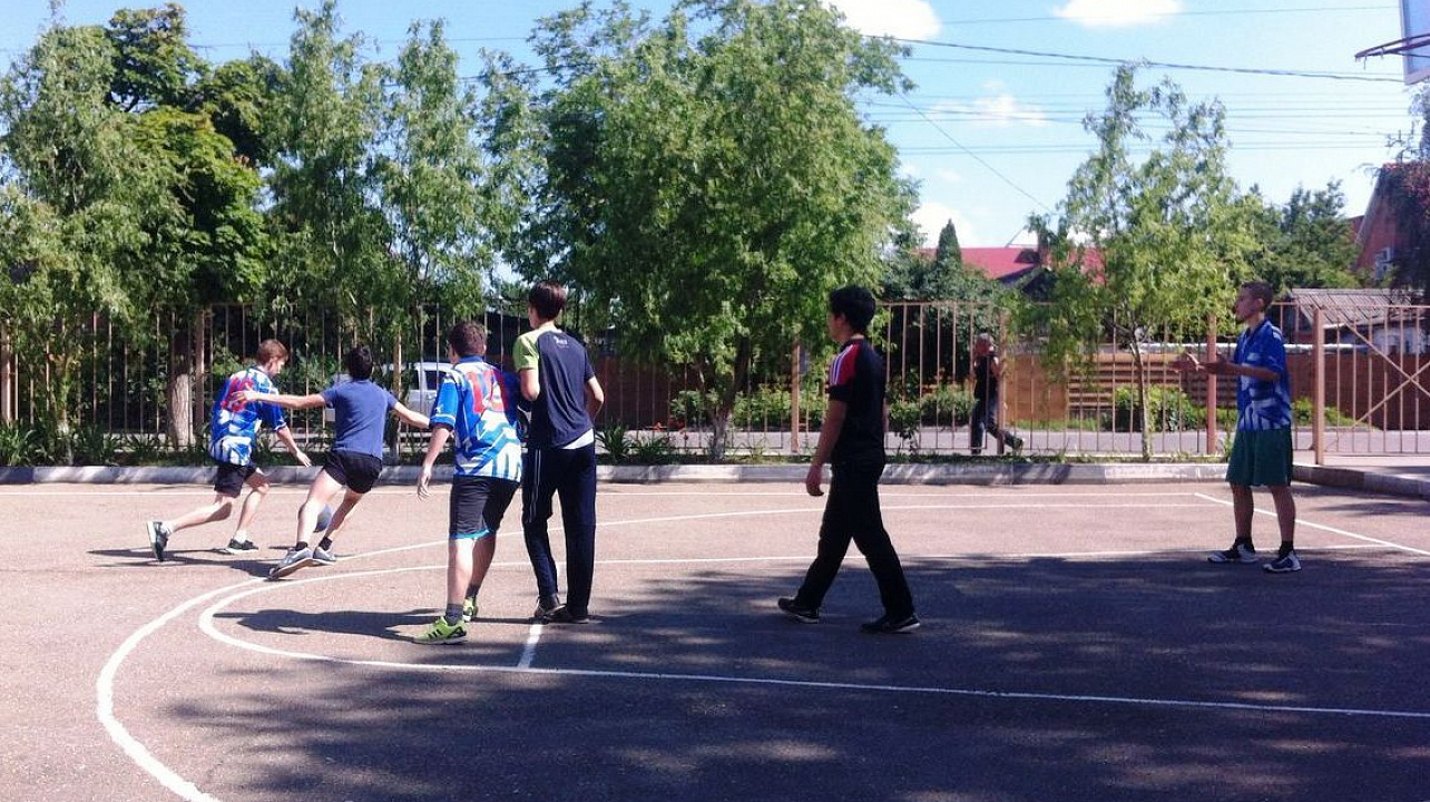 В Западном округе продолжаются соревнования среди дворовых команд