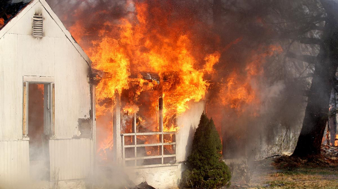 В Прикубанском округе минувшей ночью пострадало трое граждан на пожаре