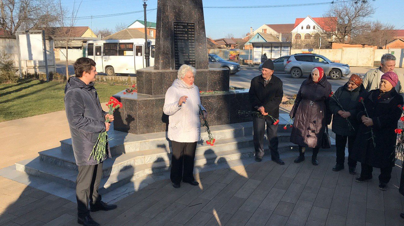 Возложение цветов к «Памятнику воинам, павшим в Великой Отечественной войне»