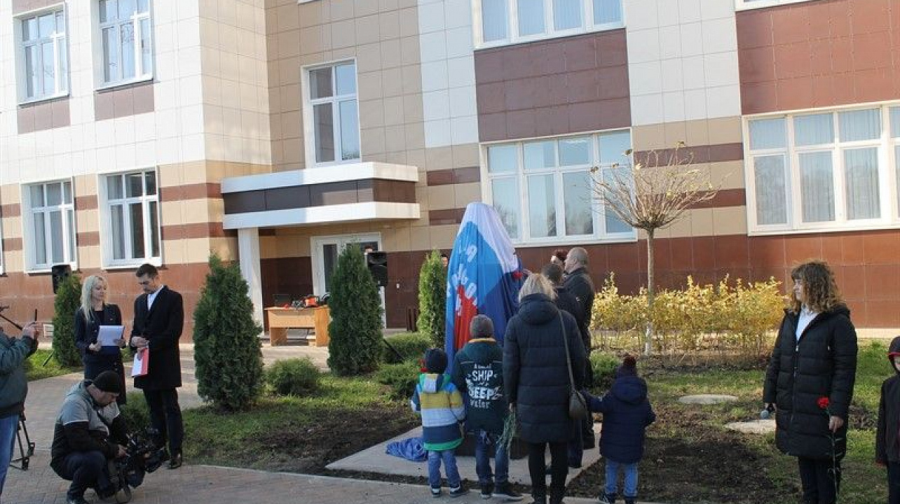 14 ноября в школе №102 открыли бюст Герою СССР Георгию Бочарникову.jpg