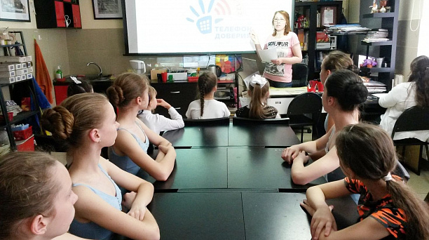 В Детской школе искусств № 8 состоялся классный час «Ты не один!»