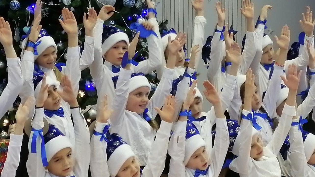 В школе № 101 прошла новогодняя «Битва хоров»