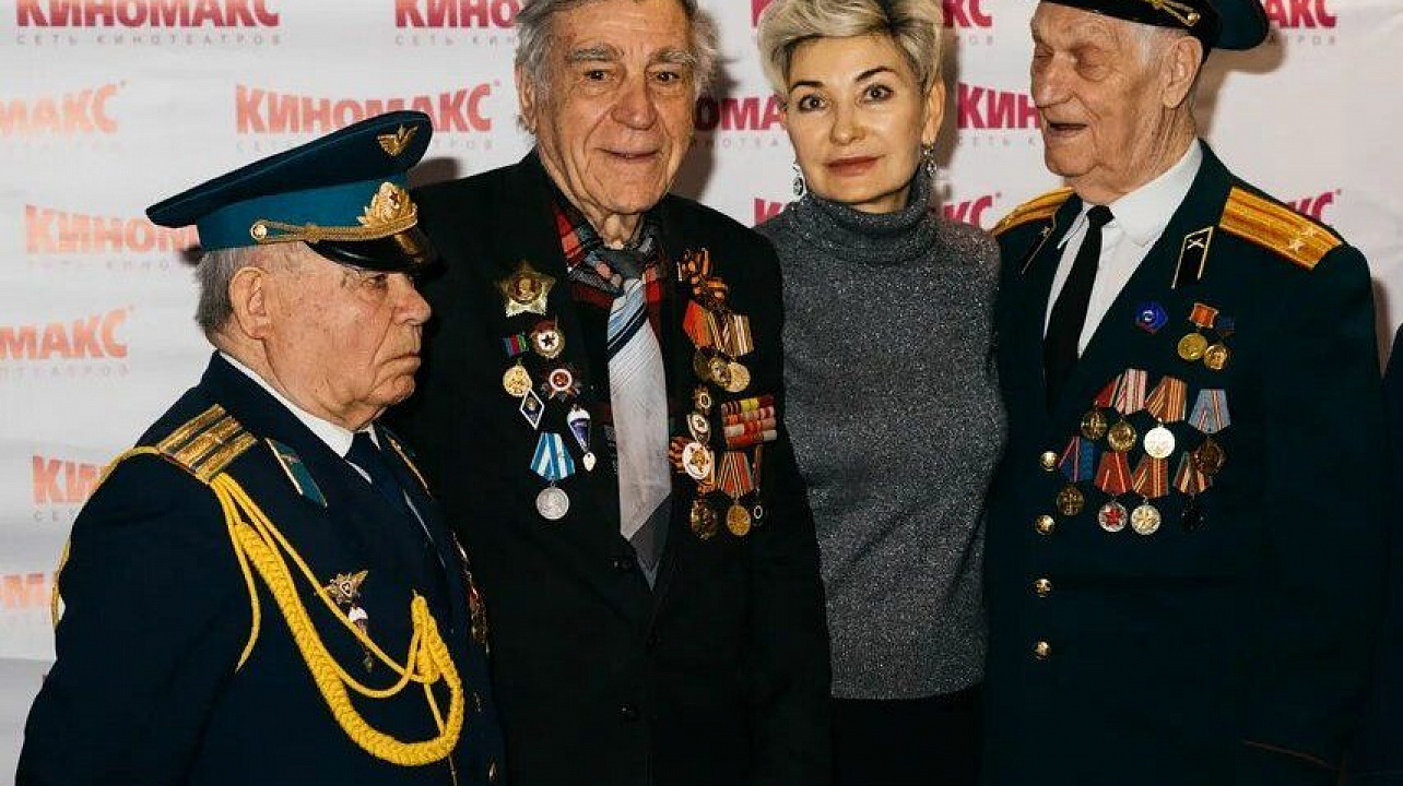 Депутат городской Думы Галина Ермакова в рамках месячника военно-патриотической и оборонно-массовой работы организовала поход в кинотеатр на предпремьерный показ художественного фильма «Калашников»