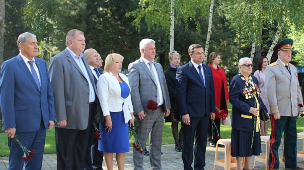 Медали фронтовикам Краснодара вручили у памятника Героям Советского Союза