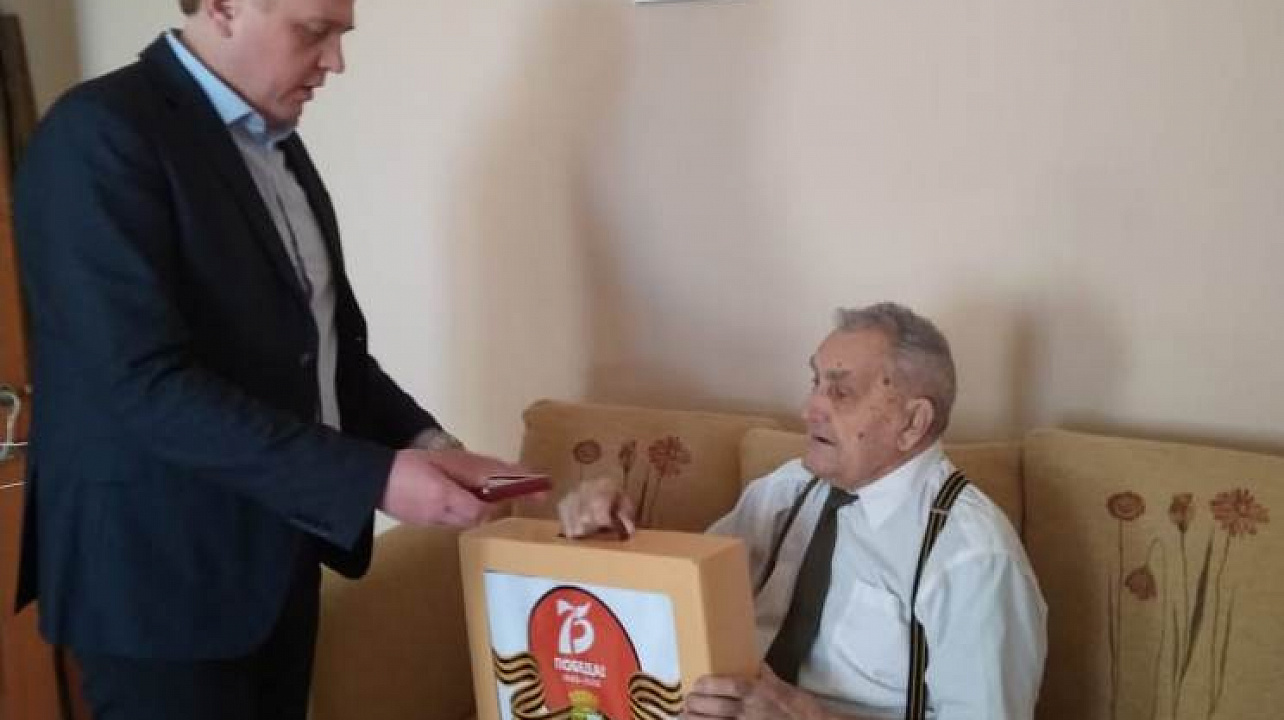 Ветеранам Центрального округа вручают юбилейные медали на дому