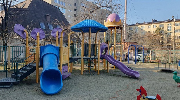 В 2025 году в Краснодаре отремонтировали 380 элементов оборудования на детских и спортивных площадках 