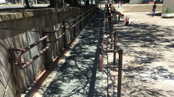 В Краснодаре у здания библиотеки им. Л. Н. Толстого установлены современные пандусы