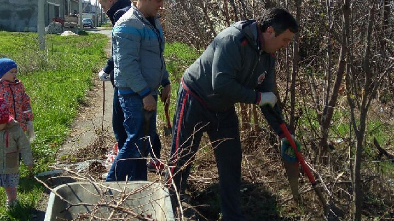 Жители поселка Демьяна Бедного навели порядок в сквере «Дружба»