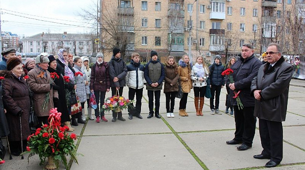 Ученики гимназии № 25 возложили цветы к мемориалу