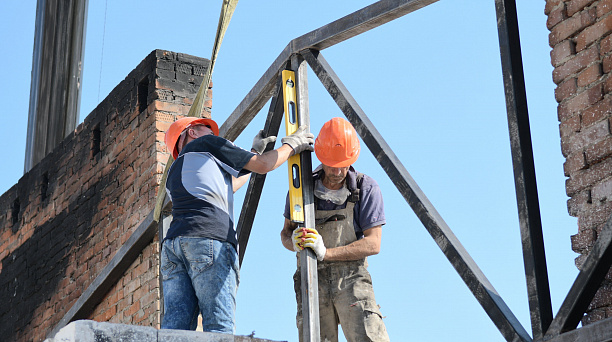 На сгоревшем мансардном этаже дома по улице Российской продолжается монтаж кровли