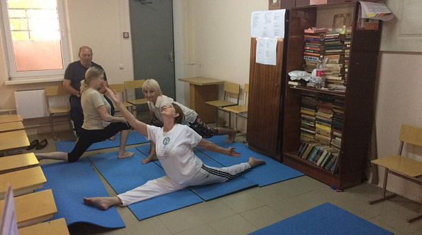 В общественном центре по улице Аверкиева, 16, организованы курсы йоги для пенсионеров и ветеранов