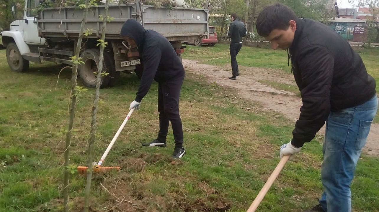 В Краснодаре офисные сотрудники управляющей компании присоединились к челленджу по уборке мусора