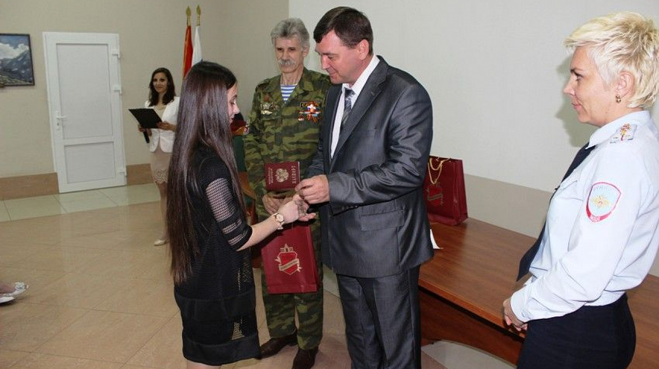 Юным  гражданам Западного округа торжественно вручили паспорта