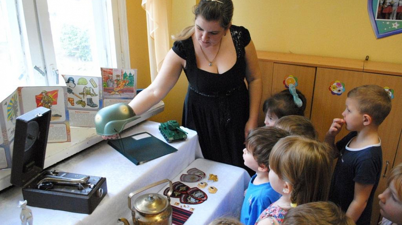 В детском саде №221 организована выставка ко Дню защитника Отечества