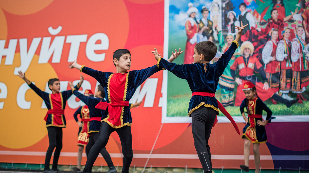 Традиционный «Хоровод Дружбы» объединил в День города Краснодара представителей различных национальностей (8).jpg