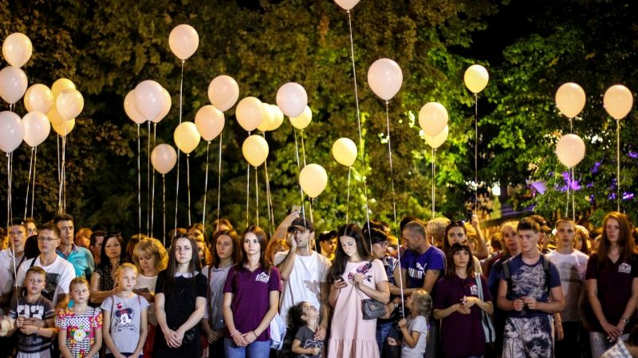 В Краснодаре сотни горожан приняли участие в гражданской акции «Свеча памяти»