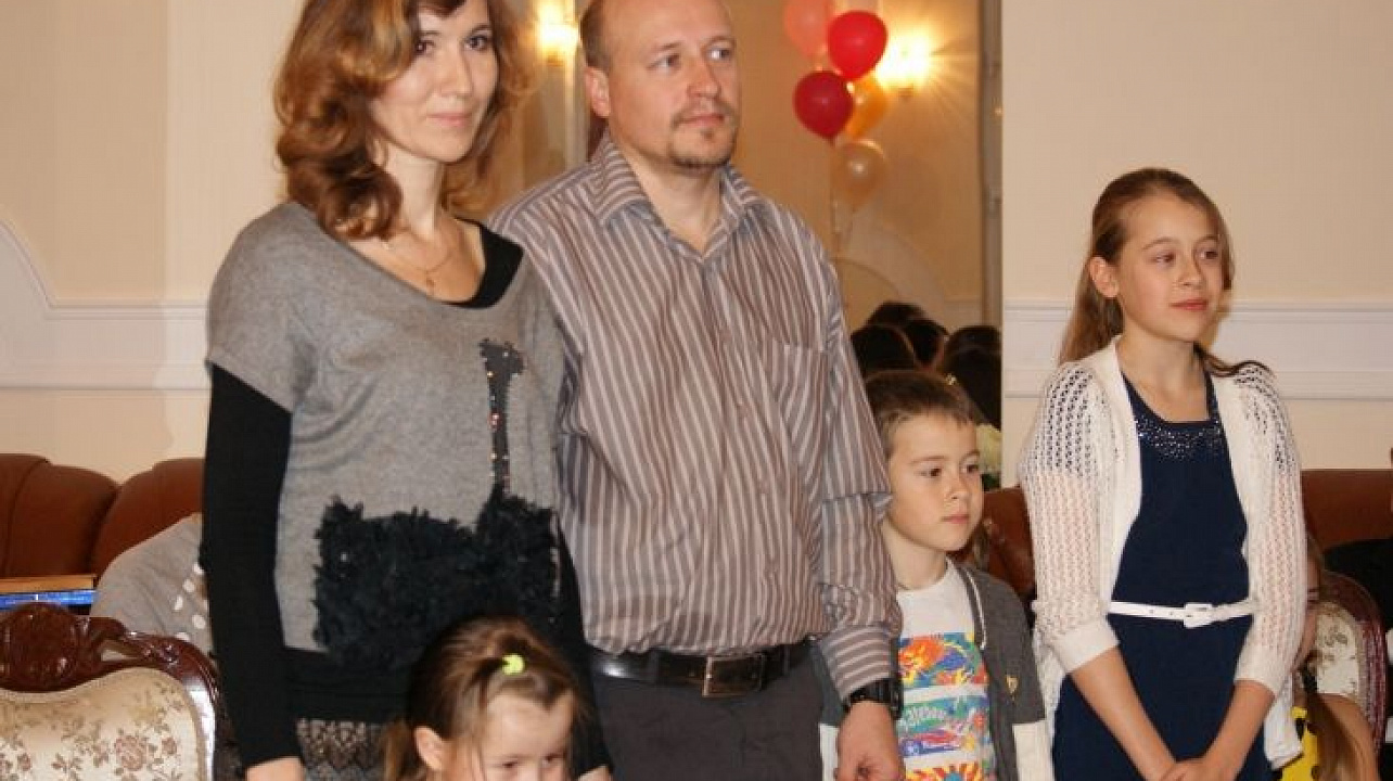 Многодетные семьи принимали поздравления в ЗАГСе Западного округа
