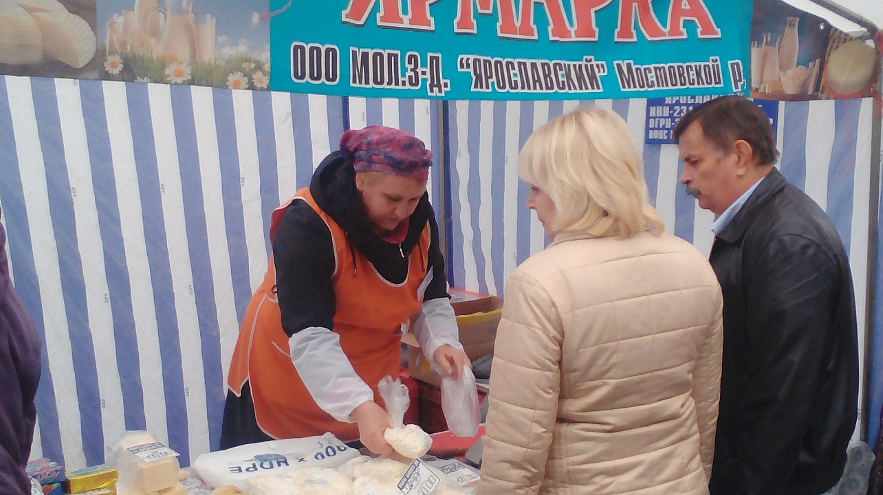 На территории Западного округа продолжает работу «ярмарка выходного дня»