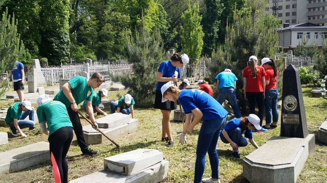 Новые тимуровцы Западного округа провели акцию на Всесвятском кладбище
