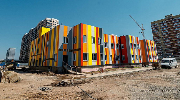 В детском саду по ул. им. Петра Метальникова в Краснодаре завершили наружную отделку