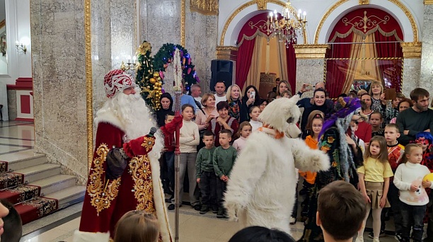 Для детей Центрального округа прошел новогодний спектакль «Иван Царевич и волшебное царство».