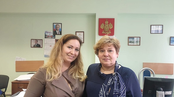 С 45-летним юбилеем поздравили специалиста территориального центра Карасунского внутригородского округа Остапенко Оксану Владимировну