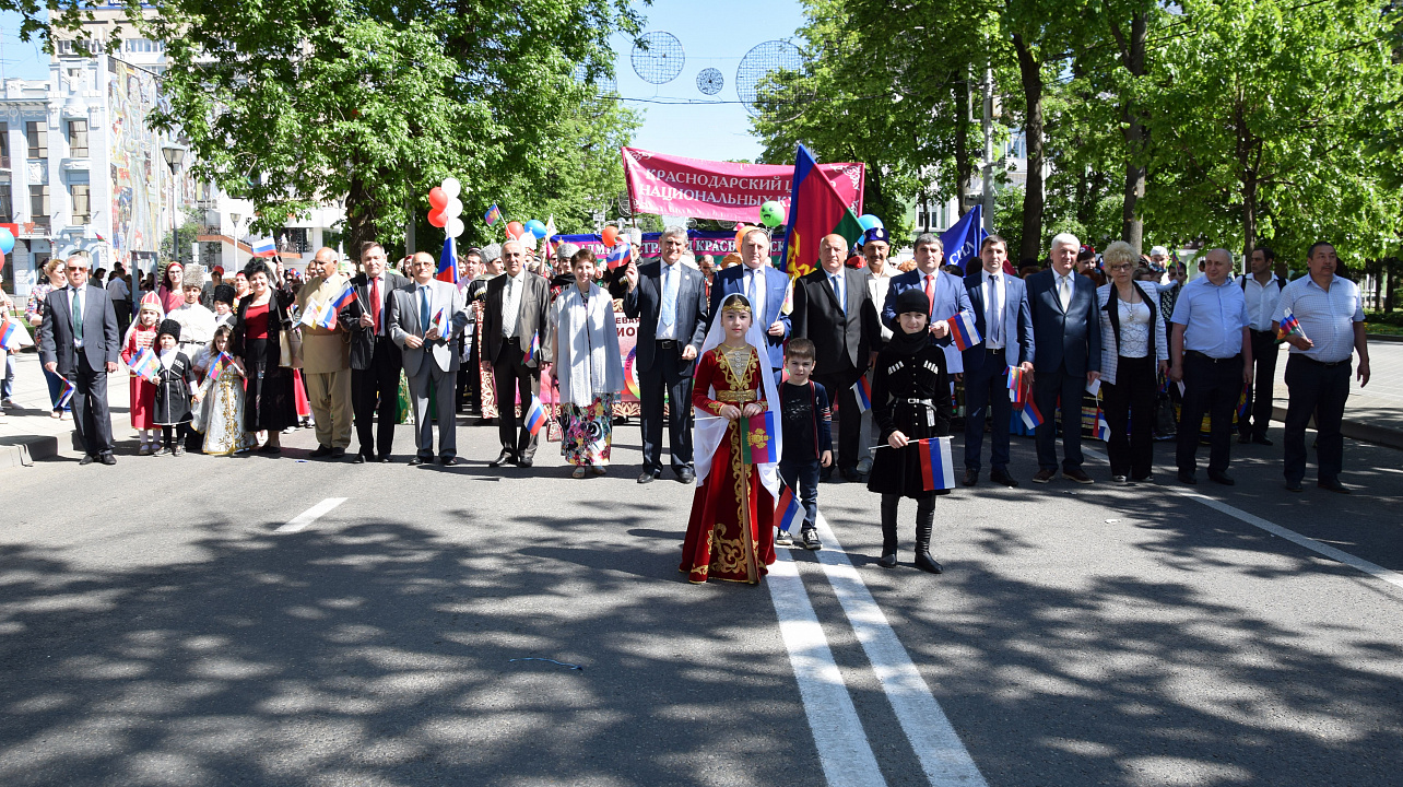 Национально-культурные объединения приняли участие праздничном шествии, посвящённом Дню Весны и Труда (2).JPG