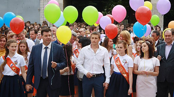 Последний звонок прозвенел сегодня в шестнадцати школах Западного округа