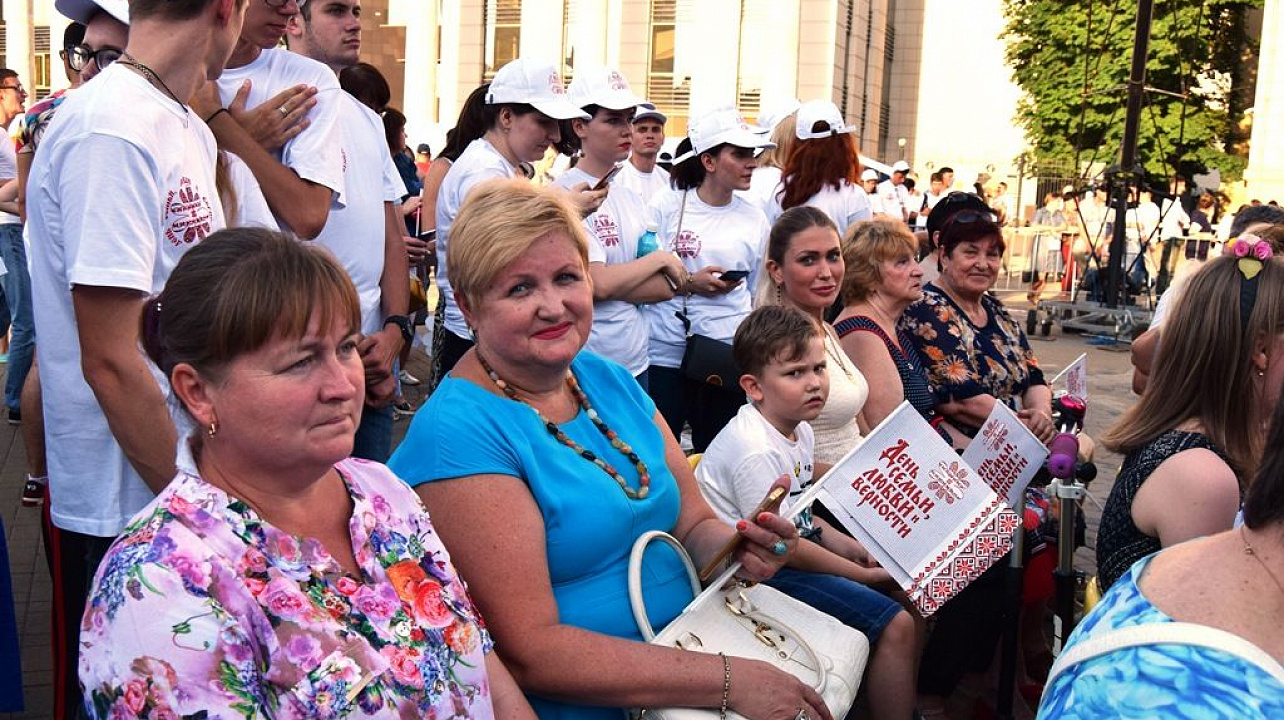 Жители Центрального округа приняли участие в празднике «Любви связующая нить»